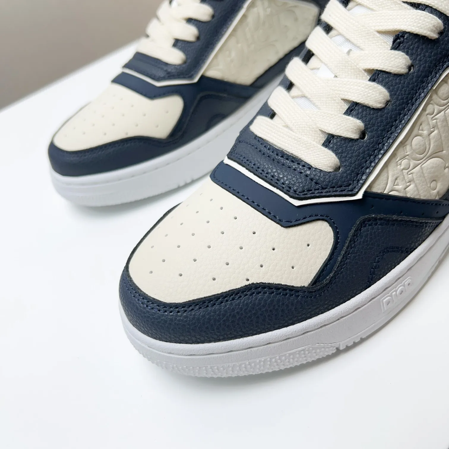 Men's Men's Shoes 💰400 [New] 🦩🦩Dior - Low-top sneakers 2025 spring men's collection new arrivals [Celebrate][Celebrate][Celebrate], reinterpret the basketball shoe design and become a classic Dior item [Strong][Strong][Strong], crafted in black and cream white smooth cowhide with beige suede, leather display on the side The CD logo, tongue, sole and back side are decorated with various distinctive details to enhance the style[666][666], while eyelet details, topstitching and rubber panels highlight the dynamic charm of its athletic style[strong][strong][strong]. It has a two-color rubber sole, which can be matched with various clothing to create a refined look. Size: 38 to 44 (45 can be customized
